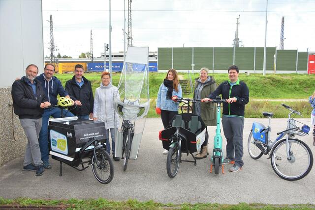 Günther Sterlike, Vizebürgermeister Markus Brandstetter, Stadtrat Stefan Jandl, Gemeinderätin Birgit Kern, Cornelia Kaufmann, Claudia Schöndorfer (Radland NÖ), Peter Haslinger.
 | Foto: Stadt Amstetten