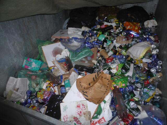 Typischer Restmüll vom Grazer Stadtpark. 
Der Fotograf hat sich erlaubt - einen Blick unter die Abdeckplane zu werfen... 
So ein  Foto sollte eigentlich nicht an die Öffentlichkeit gelangen - oder?