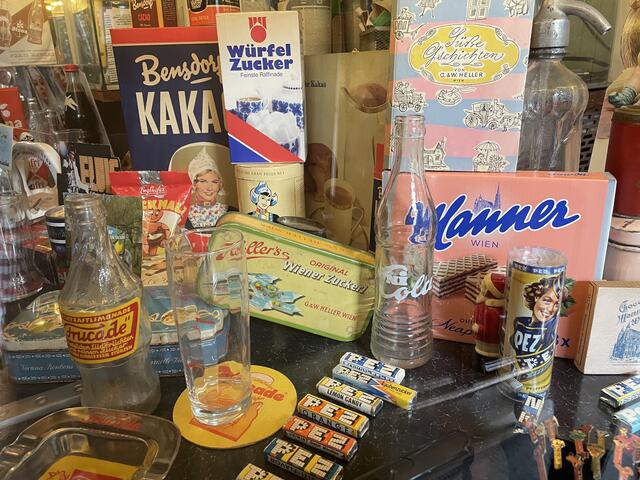 Allerhand Objekte in der Auslage an der Theke.  | Foto: Lisa Kammann