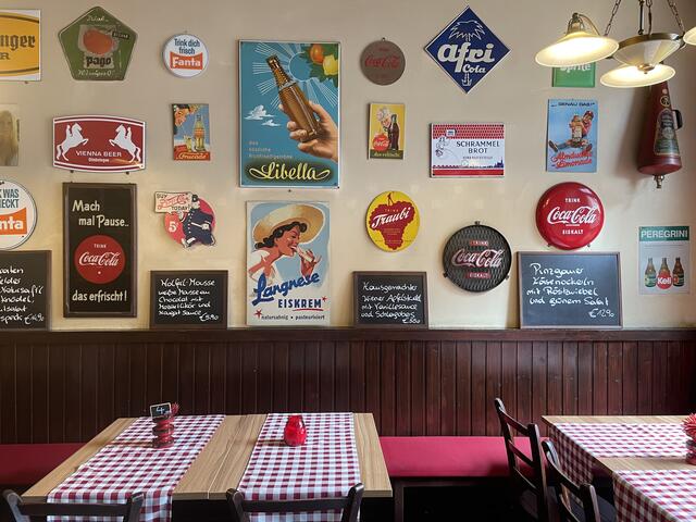 Nostalgische Einrichtung mit alten Schildern.  | Foto: Lisa Kammann