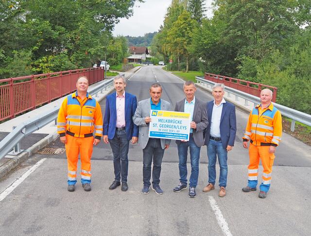 Abschluss der Brückensanierungsarbeiten in St. Georgen an der Leys: Bernhard Handl (Straßenmeisterei Scheibbs),  Leopold Röcklinger (Leiter-Stellvertreter der NÖ Straßenbauabteilung Amstetten),  Landtagsabgeordneter Anton Erber, Alois Mellmer (Bürgermeister von St. Georgen an der Leys), Helmut Postl (NÖ Straßendienst – Leiter Abteilung Brückenbau) und Johann Ptazek (Straßenmeisterei Scheibbs) | Foto: NÖ Straßendienst/Gertraud Mühlbachler
