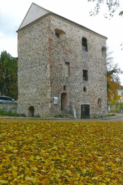 Der Römerturm in herbstlicher Landschaft. | Foto: Schobert