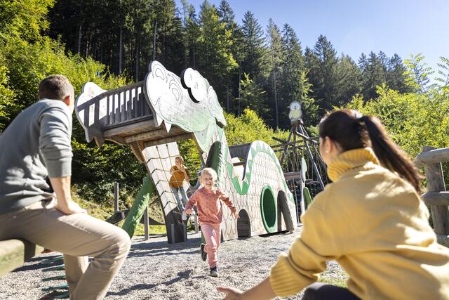 Kinder sind herzlich willkommen beim Ridor Kinderspielplatz oder im Indoor-Spielbereich.