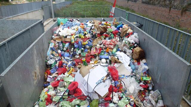 Typischer Restmüll vom Grazer Stadtpark. 
Der Fotograf hat sich erlaubt - einen Blick unter die Abdeckplane zu werfen... 
So ein  Foto sollte eigentlich nicht an die Öffentlichkeit gelangen - oder?