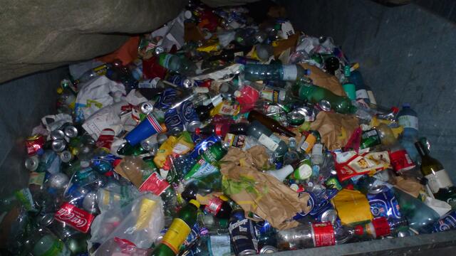 Typischer Restmüll vom Grazer Stadtpark. 
Der Fotograf hat sich erlaubt - einen Blick unter die Abdeckplane zu werfen... 
So ein  Foto sollte eigentlich nicht an die Öffentlichkeit gelangen - oder?