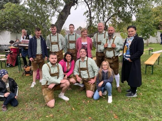 Die Schuhplattler aus Leithaprodersdorf begeisterten mit ihrem Tanz. | Foto: Petra Falk
