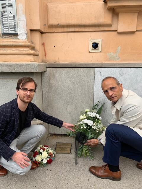 Sebastian Plitzner und Wolfgang Gerstl (beide ÖVP) enthüllten den "Stein der Erinnerung".  | Foto: ÖVP Penzing