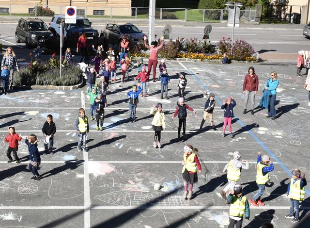 Die Kinder konnten den Platz vor dem Rathaus malerisch gestalten. | Foto: KEM Karnische Energie