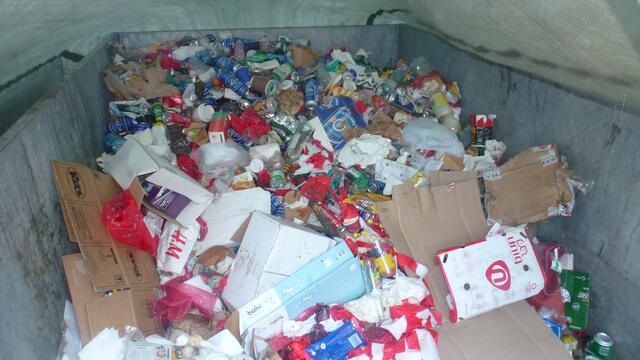 Typischer Restmüll vom Grazer Stadtpark. 
Der Fotograf hat sich erlaubt - einen Blick unter die Abdeckplane zu werfen... 
So ein  Foto sollte eigentlich nicht an die Öffentlichkeit gelangen - oder?