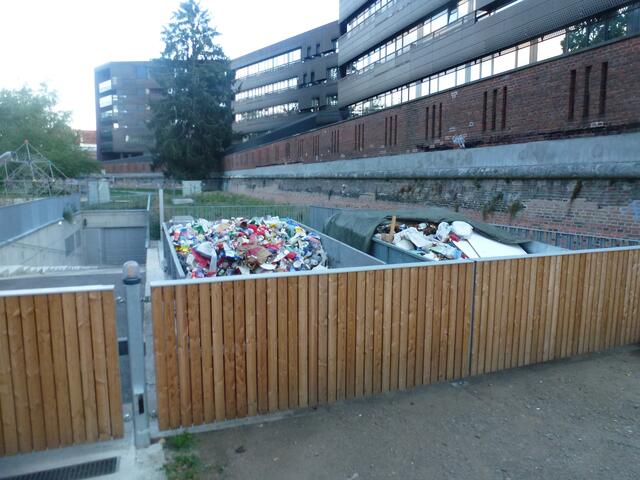 Ein seltener Schanppschuss - die Abdeckplanen verdecken einmal nicht alles...