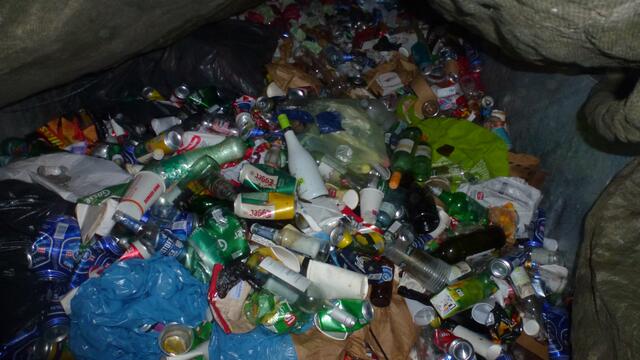 Typischer Restmüll vom Grazer Stadtpark. 
Der Fotograf hat sich erlaubt - einen Blick unter die Abdeckplane zu werfen... 
So ein  Foto sollte eigentlich nicht an die Öffentlichkeit gelangen - oder?