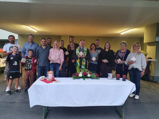 Pfarrer Hans Lagler (M.) segnete das neue Wohnhaus, das im Zentrum der Marktgemeinde Steinakirchen am Forst errichtet worden ist. | Foto: Veronika Mitterer