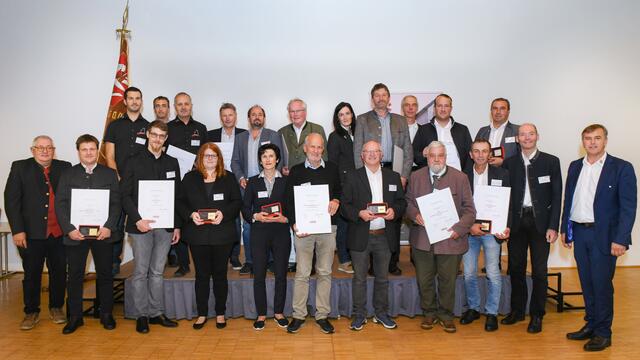 1. Reihe v.l.: Wolfgang Haderer, Herbert Wagner, Reinhard und Daniela Piaskowy, Silvia und Christian Scheutz , Karl Niedermayer, Ulf Krückl, Josef Flotzinger, Markus Hofer, Josef Frauscher. 2. Reihe v.l.: Florian Wolfthaler, Rudolf Kreidl, Markus Wolfthaler, Christian Reisinger, Jerome Wagner und Josef Zeppetzauer, Andrea und Josef Steindl, Leopold Haider, Fabian Weißhaidinger, Christian Nußbaummüller.
 | Foto: Röbl