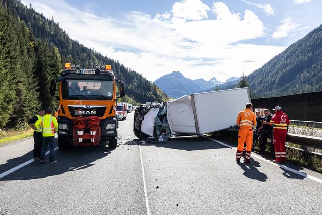 Ein Stau von mehreren Kilometern bildete sich aufgrund der blockierten Fahrbahn. | Foto: FF Flachau