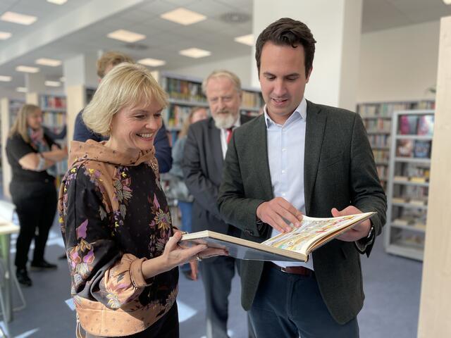Bezirksvorsteherin Silke Kobald und Bildungsstadtrat Christoph Wiederkehr schmökerten in einem Asterix-Band der Bücherei. | Foto: Kautzky