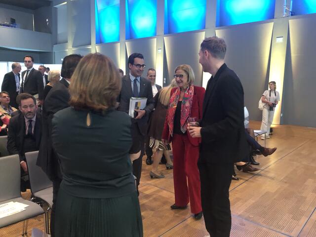 Die Landeshauptfrau erscheint pünktlich im Festsaal der Burg Perchtoldsdorf | Foto: Stockmann