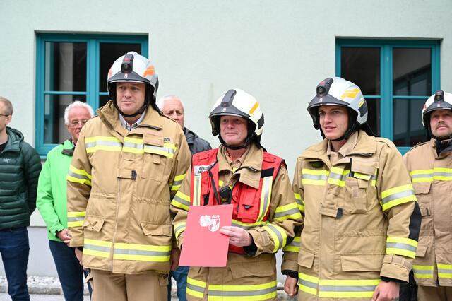 Im Anschluss wurden noch einige Feuerwehr Mitglieder für ihre Verdienste geehrt. | Foto: Stefan Hafner