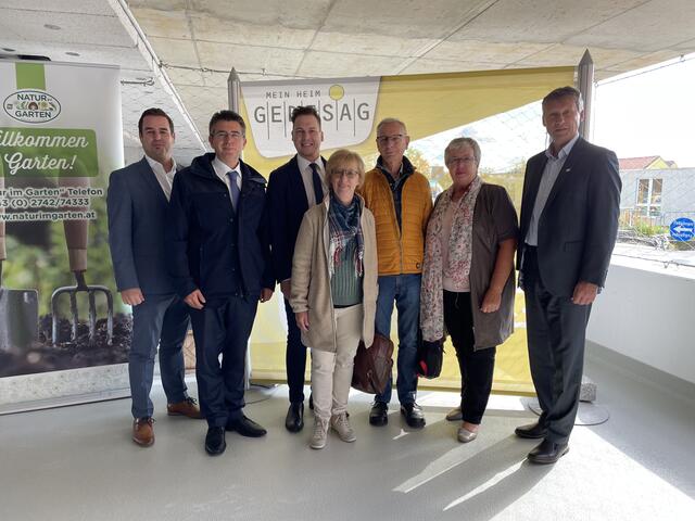 Peter Forthuber (Direktor der Gedesag), Bürgermeister Peter Eisenschenk, Landtagsabgeordneter Bernhard Heinreichsberger, und Erlefried Olearczick (Direktor Gedesag) übergaben die Wohnungen im Zuge eines feierlichen Aktes. | Foto: Victoria Edlinger