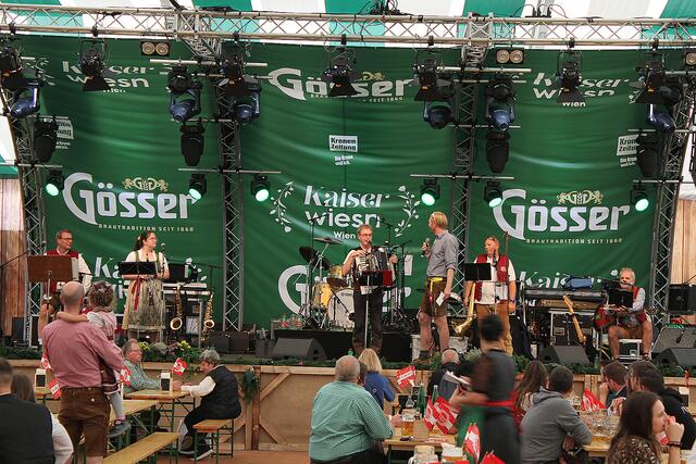 Die Ötscherbären mit Musikanten aus dem Bezirk Scheibbs spielten auf der Kaiserwies'n im Wiener Prater vor rund 2.500 Besuchern groß auf. | Foto: privat