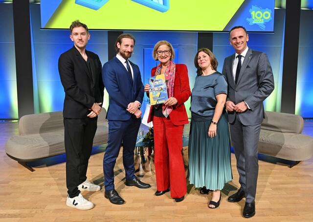 von links: Tristan Horx, Martin Moder, Johanna Mikl-Leitner mit der Sonderbroschüre, Doris Agneter und Jochen Danninger | Foto: NLK/Filzwieser