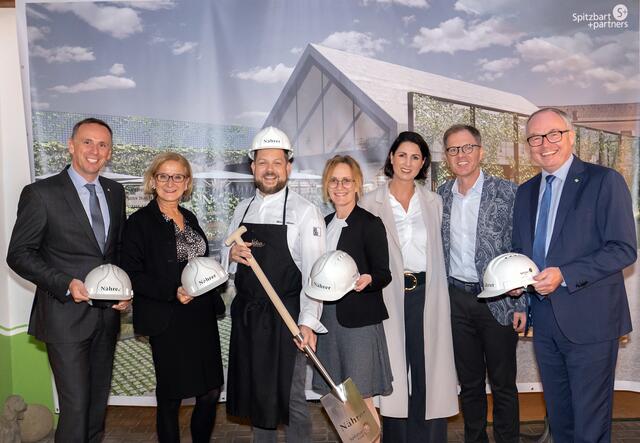 LR Jochen Danninger, Landeshauptfrau Johanna Mikl-Leitner, Haubenkoch Mike Nährer, Karin Nährer, Petra Spitzbart, Markus Spitzbart, LH-Stellvertreter Stephan Pernkopf beim Spatenstich. | Foto: Nährer