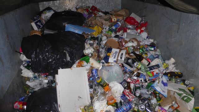 Typischer Restmüll vom Grazer Stadtpark. 
Der Fotograf hat sich erlaubt - einen Blick unter die Abdeckplane zu werfen... 
So ein  Foto sollte eigentlich nicht an die Öffentlichkeit gelangen - oder?