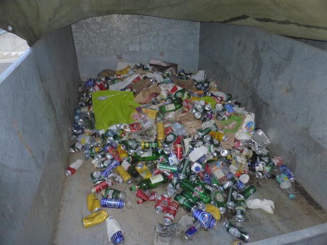 Typischer Restmüll vom Grazer Stadtpark. 
Der Fotograf hat sich erlaubt - einen Blick unter die Abdeckplane zu werfen... 
So ein  Foto sollte eigentlich nicht an die Öffentlichkeit gelangen - oder?