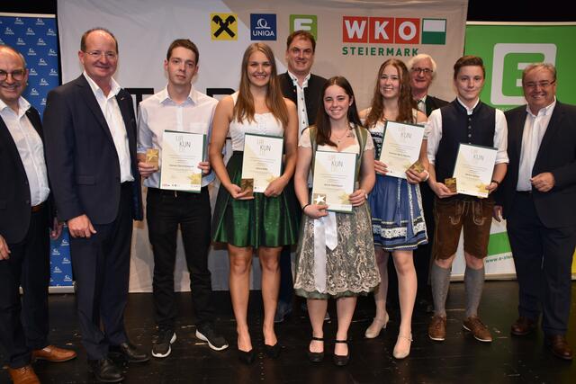 Das Unternehmen von Markus Horn (3.v.r.) in Ratten hat jedes Jahr besondere Lehrlinge. 2022 sind auch wieder fünf, die mit ausgezeichnetem Erfolg abgeschlossen haben. | Foto: RegionalMedien Steiermark/Hofmüller