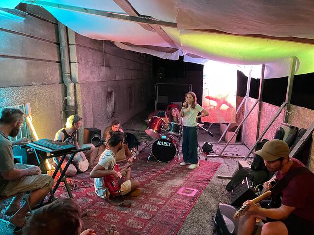 Bilder aus dem Sommer 2022: Bei "Freitags in der Klinik!" trifft vieles Zusammen: Junge Kunst, nette Kulinarik und das Feierabendbierchen darf natürlich auch nicht fehlen. | Foto: Christophe Gilet