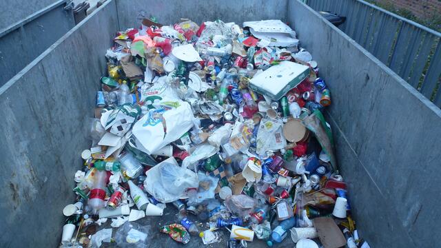 Typischer Restmüll vom Grazer Stadtpark. 
Die fehlende Abdeckplane ermöglicht hier freis Sicht auf die "Schätze" des Grazer Stadtparks.