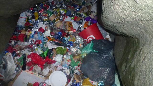 Typischer Restmüll vom Grazer Stadtpark. 
Der Fotograf hat sich erlaubt - einen Blick unter die Abdeckplane zu werfen... 
So ein  Foto sollte eigentlich nicht an die Öffentlichkeit gelangen - oder?