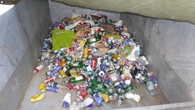 Typischer Restmüll vom Grazer Stadtpark. 
Der Fotograf hat sich erlaubt - einen Blick unter die Abdeckplane zu werfen... 
So ein  Foto sollte eigentlich nicht an die Öffentlichkeit gelangen - oder?