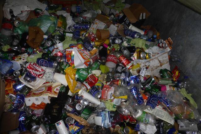 Typischer Restmüll vom Grazer Stadtpark. 
Der Fotograf hat sich erlaubt - einen Blick unter die Abdeckplane zu werfen... 
So ein  Foto sollte eigentlich nicht an die Öffentlichkeit gelangen - oder?