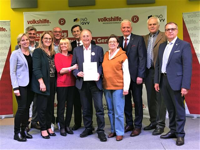 Auszeichnung für die Volkshilfe Poysdorf. Martina Zobl, Gregor Tomschizek, Ulrike Königsberger-Ludwig, Ewald Sacher, Ingeborg Petelinz, Hannes Bauer, Egon Englisch, Brigitta Straub, Franz Schnabl, Johann Keminger und Felix Dworak. | Foto: Volkshilfe