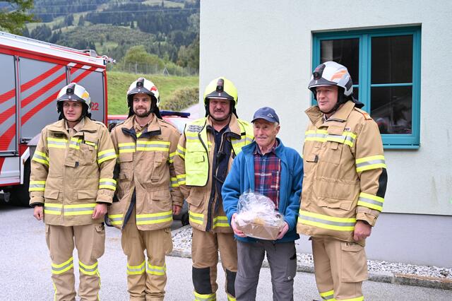 Im Anschluss wurden noch einige Feuerwehr Mitglieder für ihre Verdienste geehrt. | Foto: Stefan Hafner