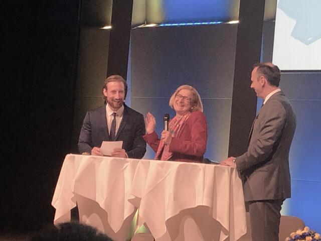 Johanna Mikl Leitner mit Moderator Martin Moder und Landesrat Jochen Danninger | Foto: Stockmann