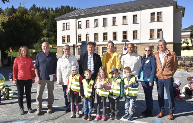 Christina Egger, Karl Tillian, Irmgard Hartlieb, Günter Pernul, Daniela Schelch, Bernhard Resch, Beatrix Frenzl und Werner Wölbitsch (von links) | Foto: KEM Karnische Energie
