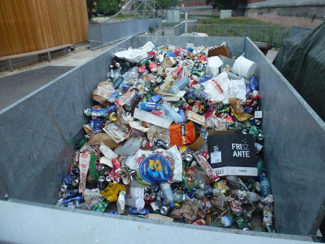 Ein seltener Schanppschuss - die Abdeckplane beim linken Restmüllcontainer ist einaml nicht da...