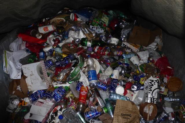 Typischer Restmüll vom Grazer Stadtpark. 
Der Fotograf hat sich erlaubt - einen Blick unter die Abdeckplane zu werfen... 
So ein  Foto sollte eigentlich nicht an die Öffentlichkeit gelangen - oder?