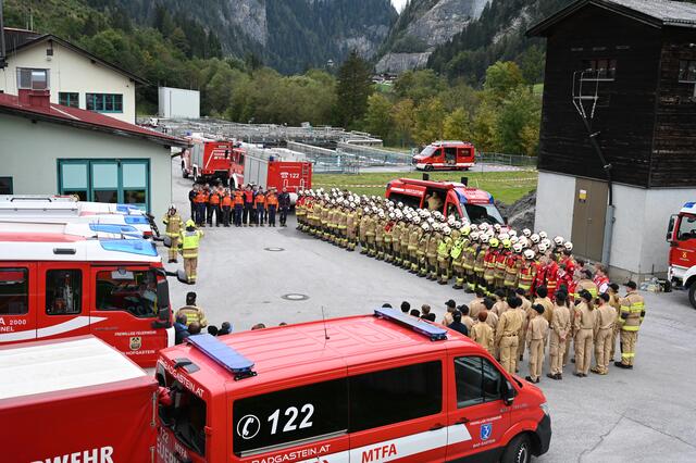 Ein großes Aufgebot an Einsatzkräften. | Foto: Stefan Hafner