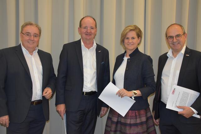 Regionalstellenobmann Vinzenz Harrer, WKO Vizepräsident Herbert Ritter, Unternehmerin Manuela Kuterer und Regionalstellenleiter Andreas Schlemmer (v.l.) überreichten die Medaillen und Urkunden. | Foto: RegionalMedien Steiermark/Hofmüller