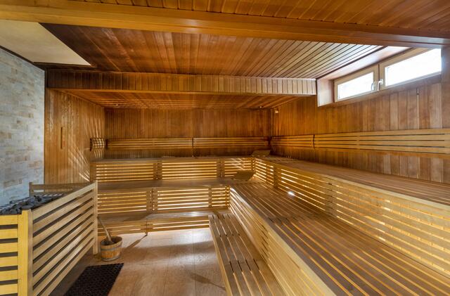 Der Besuch der Finnischen Sauna dient vor allem der Abhärtung gegen Erkältungskrankheiten und kann auch bei einigen Erkrankungen als therapeutische Anwendung genutzt werden, beispielsweise bei Störungen des vegetativen Nervensystems. Auch bei Arthrose oder chronischen Rückenschmerzen können Symptomlinderungen auftreten.
