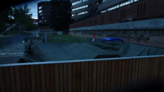 Nicht nur die Nacht, sondern auch eine Abdeckplane kann Sachen verstecken...