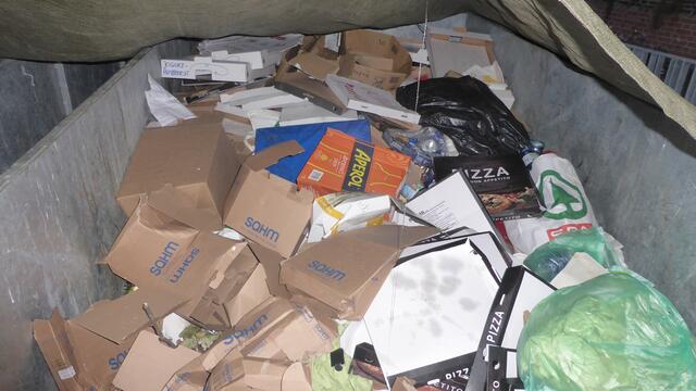 Typischer Restmüll vom Grazer Stadtpark. 
Der Fotograf hat sich erlaubt - einen Blick unter die Abdeckplane zu werfen... 
Mit Schachteln kann auch vieles abgedeckt werden...
So ein  Foto sollten eigentlich nicht an die Öffentlichkeit gelangen - oder?