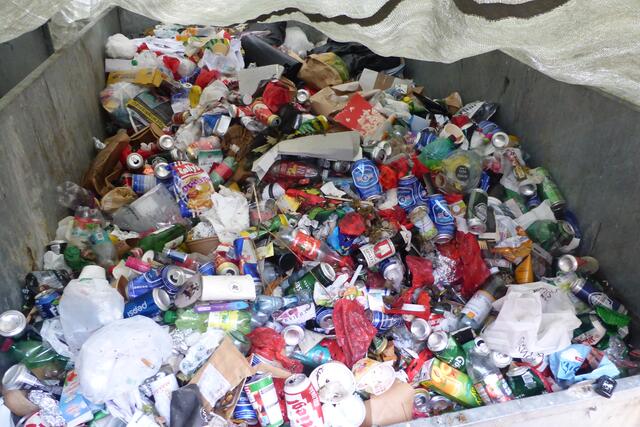 Typischer Restmüll vom Grazer Stadtpark. 
Der Fotograf hat sich erlaubt - einen Blick unter die Abdeckplane zu werfen... 
So ein  Foto sollte eigentlich nicht an die Öffentlichkeit gelangen - oder?