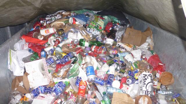 Typischer Restmüll vom Grazer Stadtpark. 
Der Fotograf hat sich erlaubt - einen Blick unter die Abdeckplane zu werfen... 
So ein  Foto sollte eigentlich nicht an die Öffentlichkeit gelangen - oder?