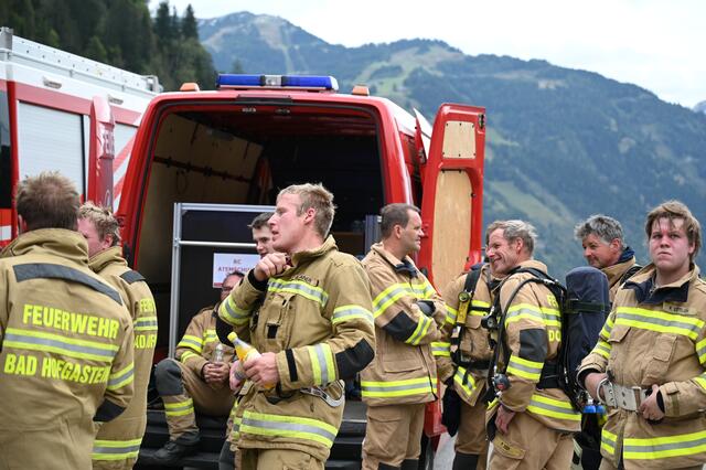 Die Feuerwehr schreitet entschlossen zur Rettung. | Foto: Stefan Hafner