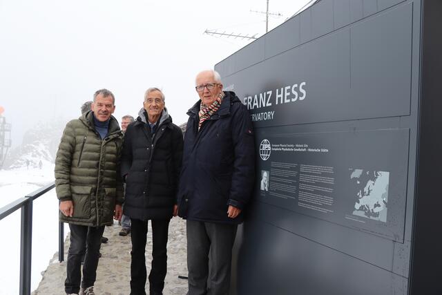 Bürgermeister Georg Willi, Rektor der Uni Innsbruck Tillmann Märk und Rüdiger Voss, ehemaliger Vorsitzender der European Physical Society (EPS), bei der Eröffnung der Victor-Franz-Hess-Messstation am Hafelekar. 