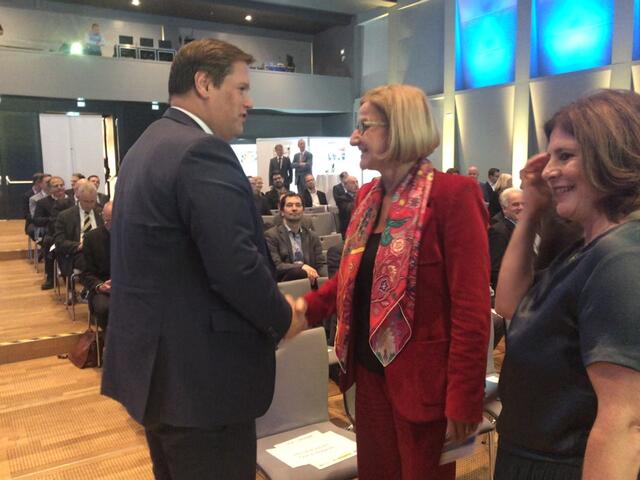 Peter aufreiter, Generaldirektor des Technischen Museums Wien begrüßt die Landeshauptfrau. Rechts Doris Agneter von tecnet equity. Sie präsentierte später die Broschüre "100 Jahre Erfindungen und Entdeckungen aus NÖ - ein Streifzug". | Foto: Stockmann