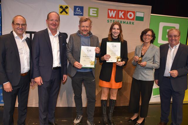 Das Kaufhaus von Andreas Reisinger (3.v.l.) in Passail hat mit Carina Kogler (Einzelhandelskauffrau, 3.v.r.) auch einen "Star of Styria" in seinen Reihen. | Foto: RegionalMedien Steiermark/Hofmüller